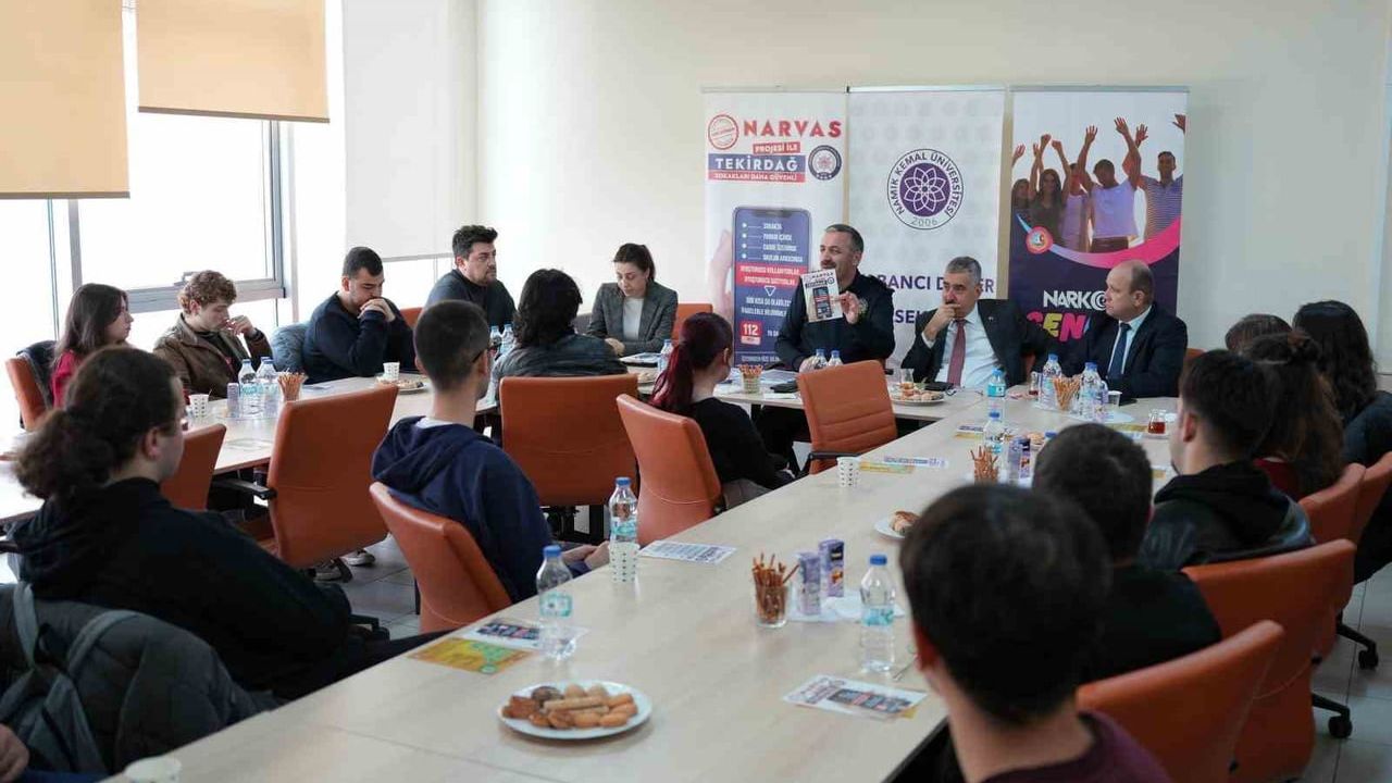 Tekirdağ Namık Kemal Üniversitesi'nde Narko Gençlik etkinliği: Narkotik köpeği 'Leo' ilgi gördü