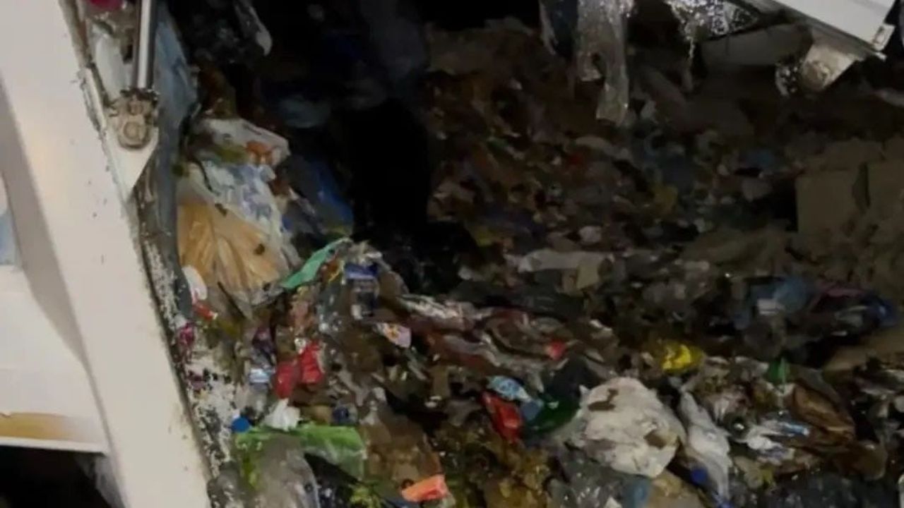 Tekirdağ Süleymanpaşa'da çöp kamyonu durdurularak kayıp cüzdan sahibine teslim edildi