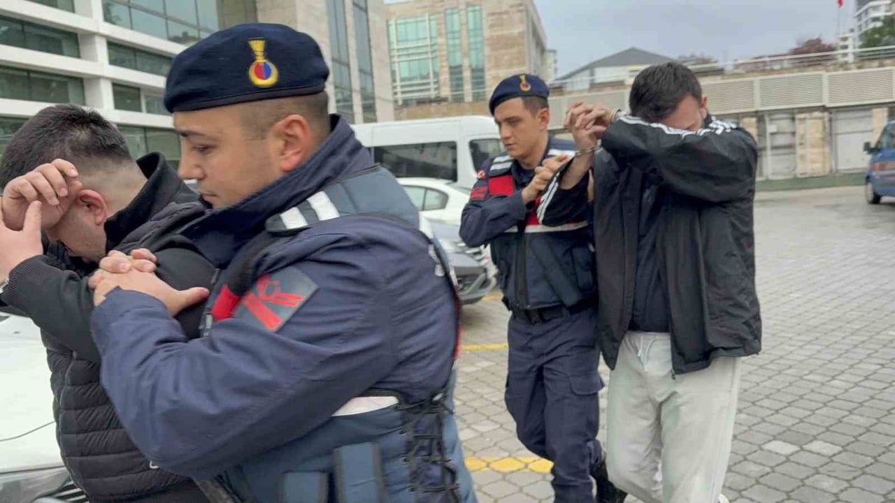 Tekkeköy’de Araçta 1.400 Sentetik Ecza Ele Geçirildi; 2 Kişi Tutuklandı