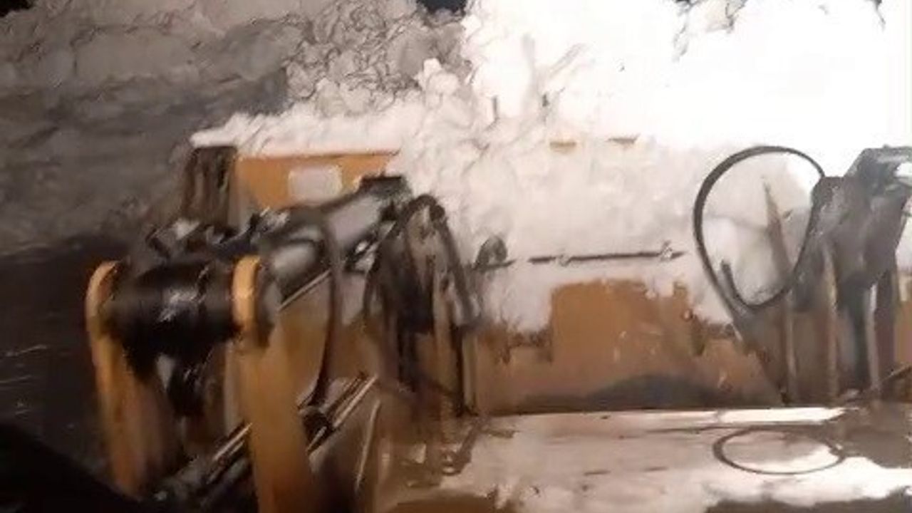 Tekman'da karla mücadele: Yalınca Mahallesi Kaya Mezrası yolu 7 saatte ulaşıma açıldı