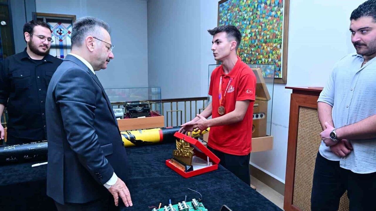 TEKNOFEST 2025'te dereceye giren Eskişehirli öğrenciler Vali Hüseyin Aksoy'u ziyaret etti