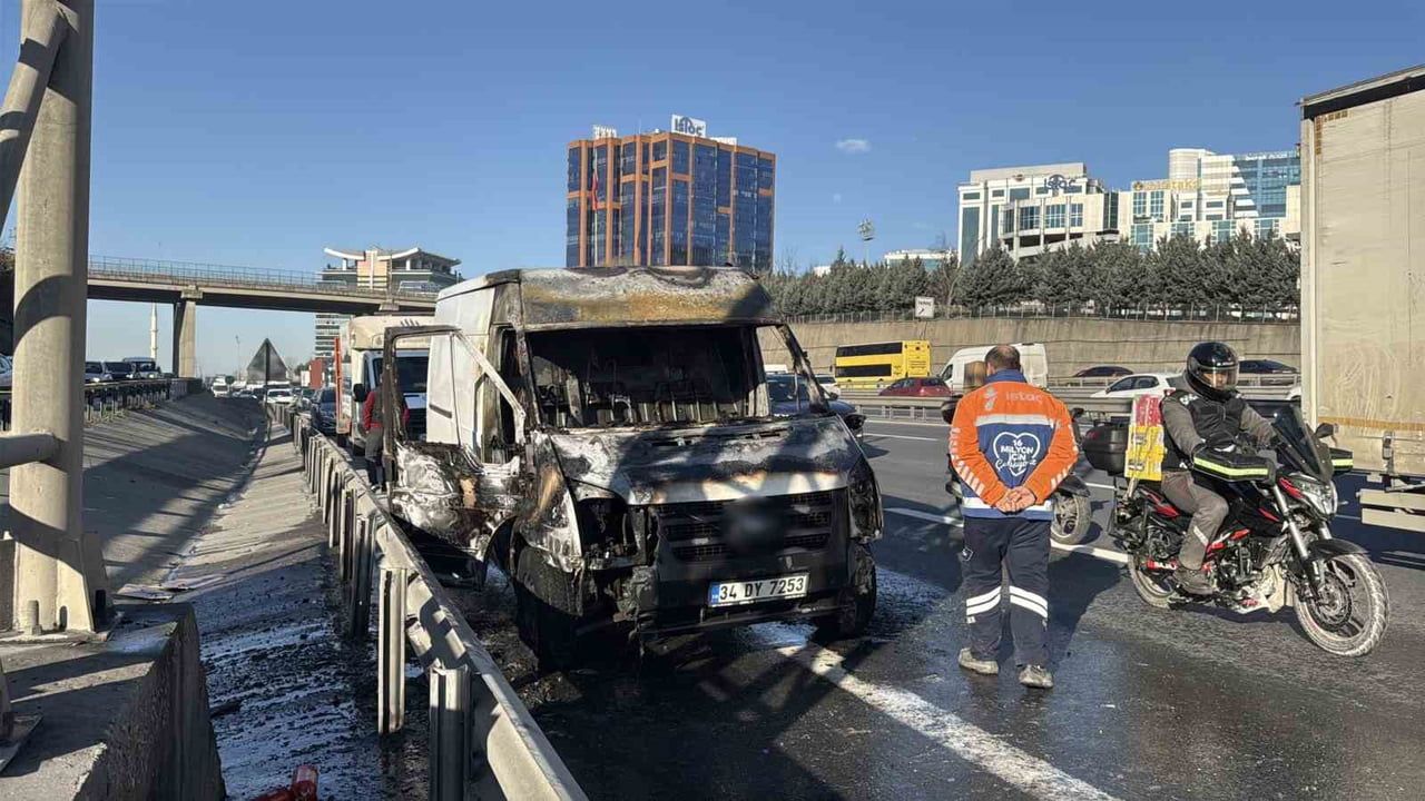 TEM Otoyolu Bağcılar İstoç’ta panelvan araç alev aldı; sürücü son anda kurtuldu