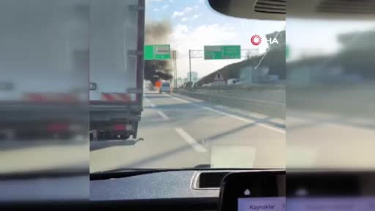 TEM Otoyolu Bağcılar İstoç’ta panelvan yandı; sürücü son anda kurtuldu