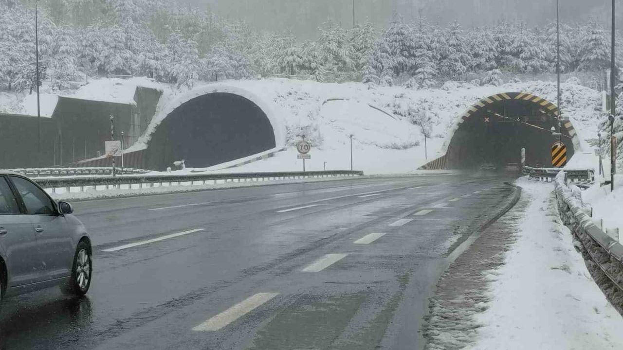 TEM Otoyolu Bolu Dağı Tüneli'nde kar yağışı ulaşımı etkiliyor