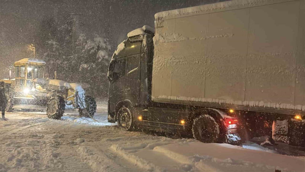 TEM Otoyolu Bolu geçişinde 3 tırın yolu kapatmasıyla Ankara yönünde trafik durdu