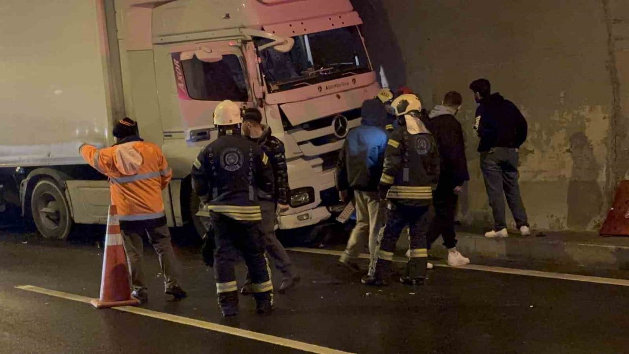 TEM Otoyolu İzmit geçişinde otomobil tır ve tünel duvarı arasında sıkıştı; trafik kısa süre aksadı