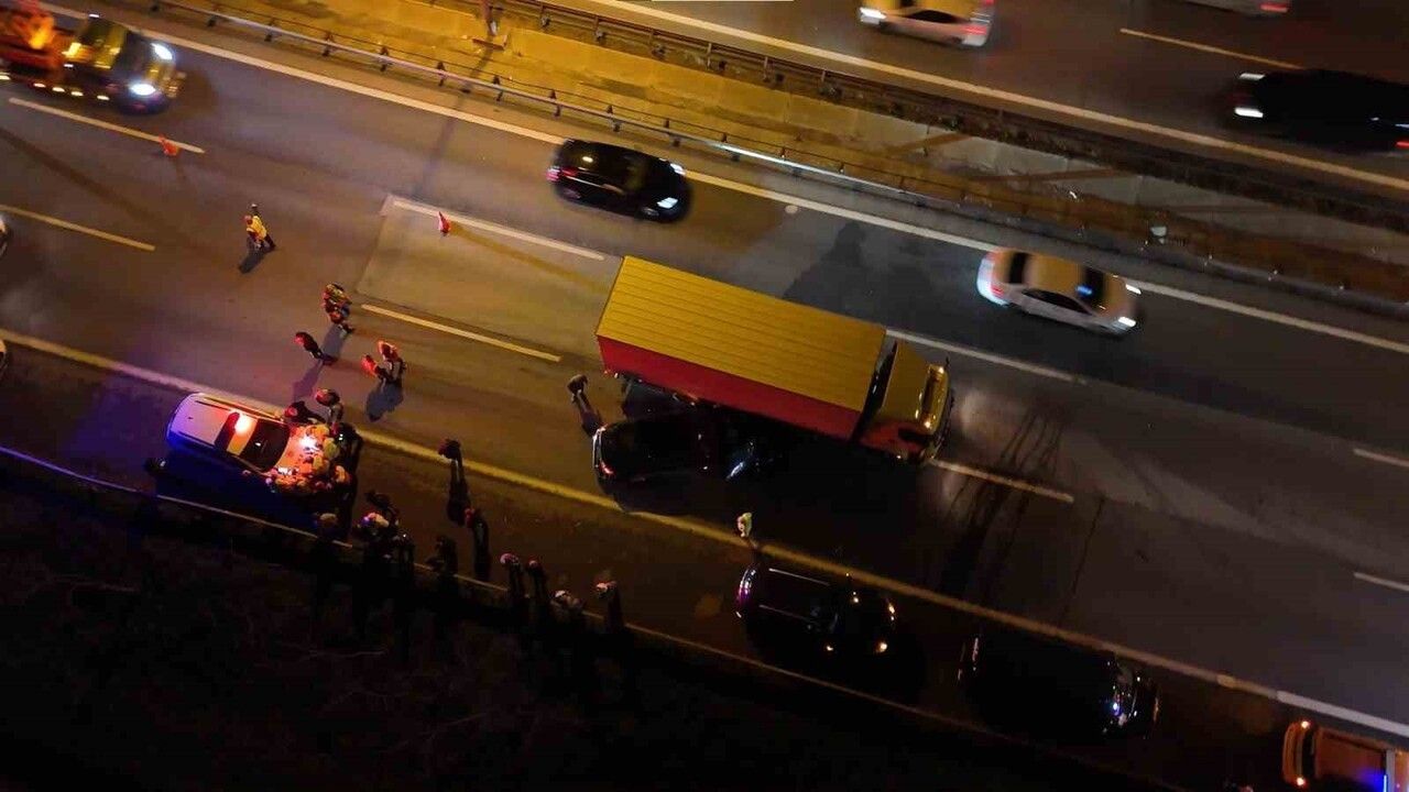 TEM Otoyolu'nda kaçan sürücünün yol açtığı zincirleme kaza: 2 hafif yaralı