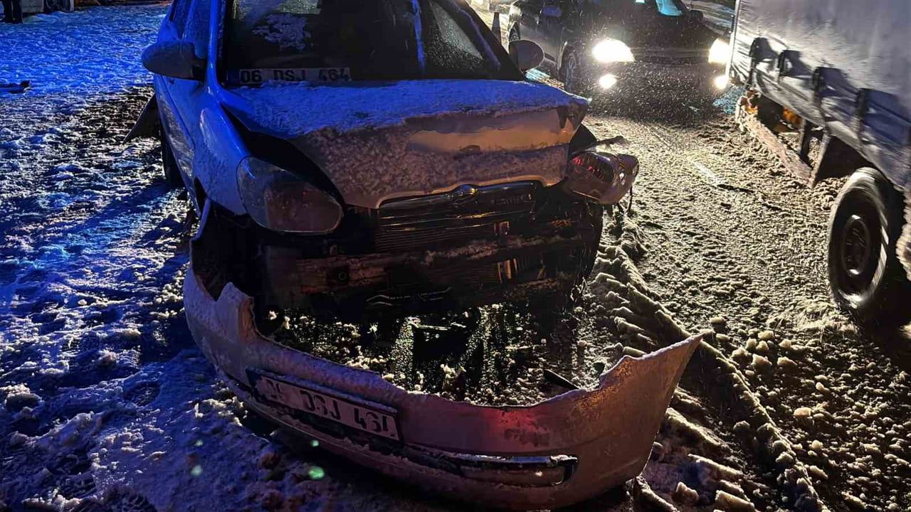 TEM Otoyolu'nun Bolu geçişinde zincirleme kaza: 7 araç çarpıştı, 2 yaralı