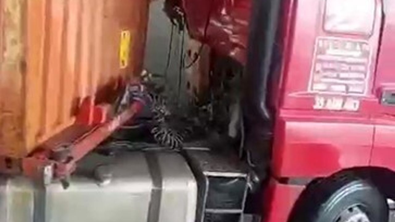 TEM Otoyolu Şekerpınar Kavşağı'nda tır kazası: 23 yaşındaki sürücü Yahya Aydın yaşamını yitirdi