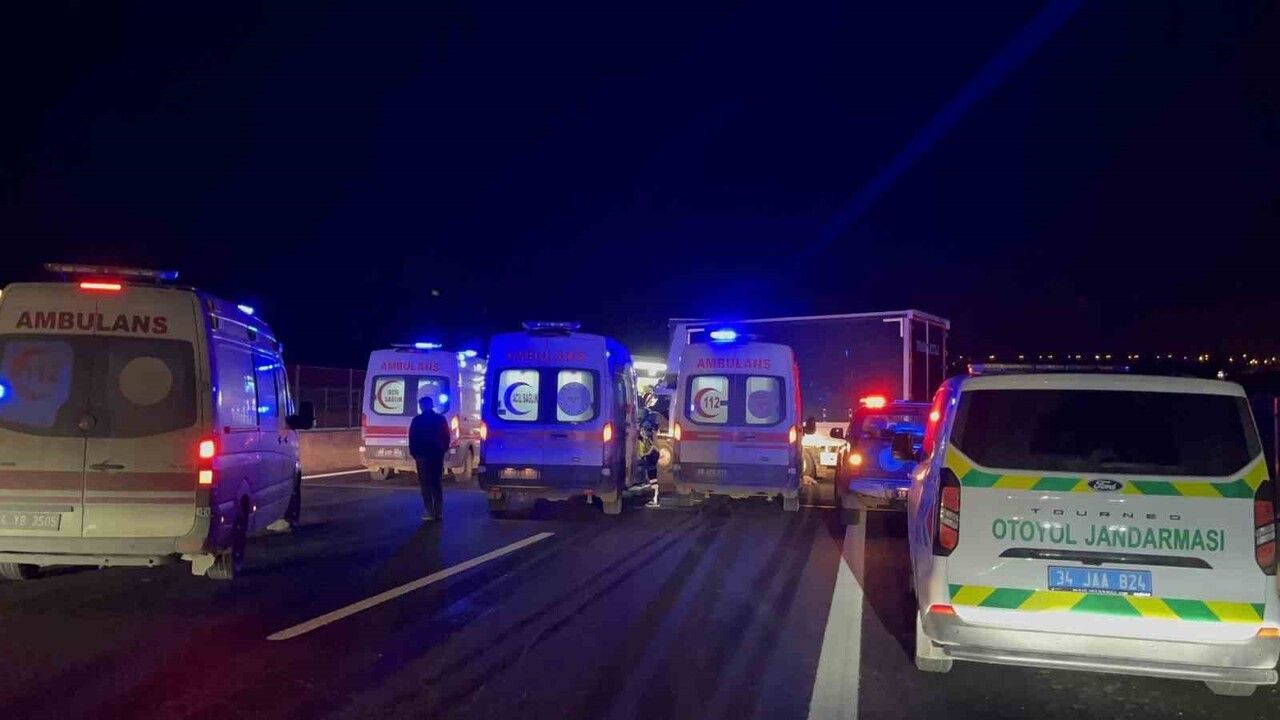 TEM Otoyolu Silivri'de sıkışmalı zincirleme kaza: 4 yaralı