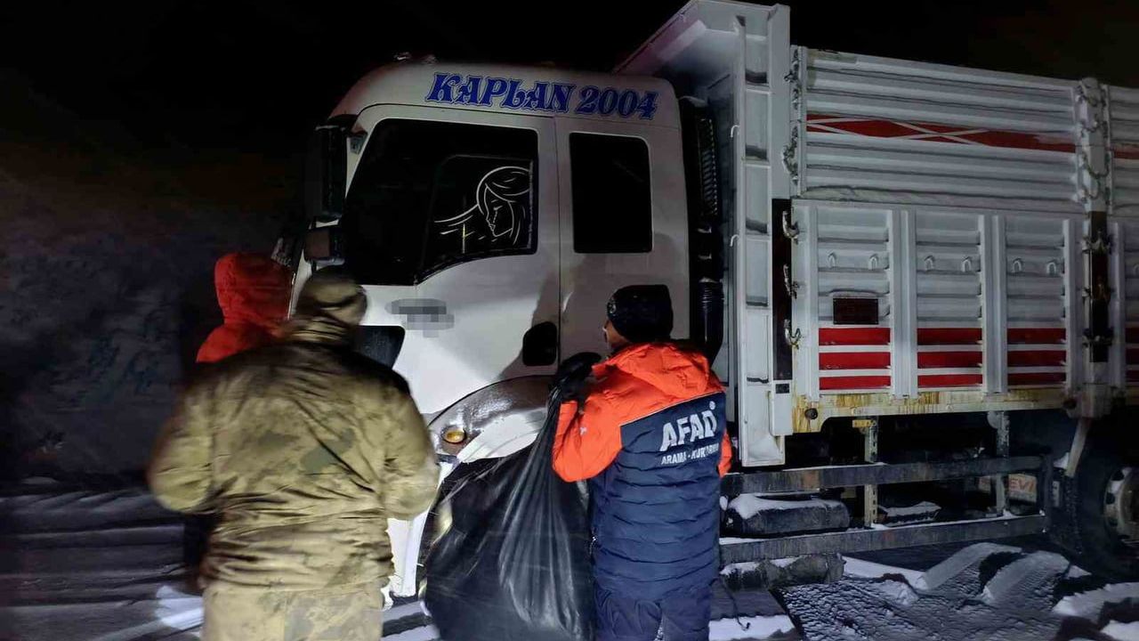 Tendürek Geçidi'nde tipi nedeniyle yaklaşık 100 araç yolda mahsur kaldı