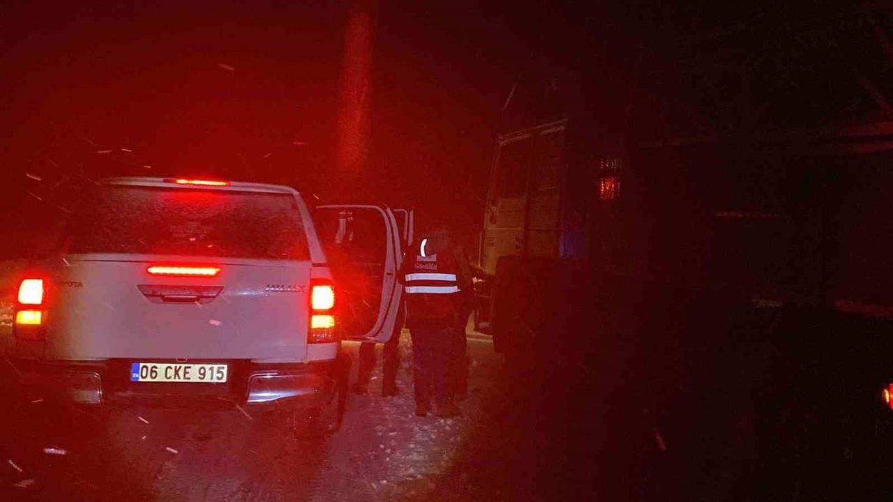 Tendürek Geçidi'nde Tipi Ulaşımı Durdurdu — Kızılay Mahsur Kalan Sürücülere Kumanya Dağıttı