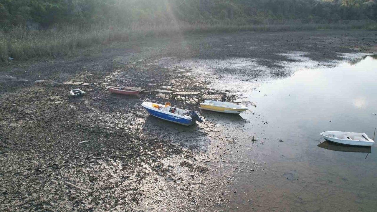 Terkos Gölü'nde su çekilmesi tarihi su kanallarını gün yüzüne çıkardı