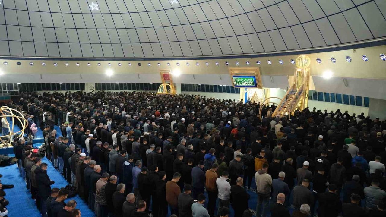 Terzibaba Camii'nde Regaip Kandili programı — Medet Şahin'in sohbetiyle manevi gece