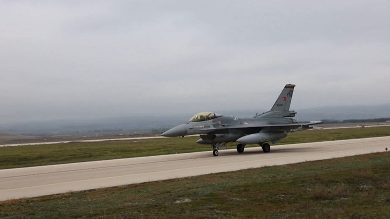 THK, Karadeniz'de Muharip ve Destek Uçaklarıyla Eğitim Uçuşu Gerçekleştirdi