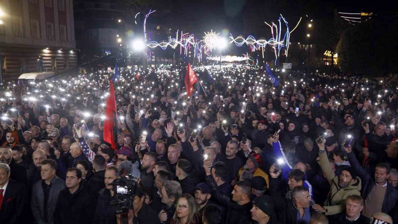 Tiran’da hükümet karşıtı protestolar: Başbakanlık binasına molotof kokteyli atıldı