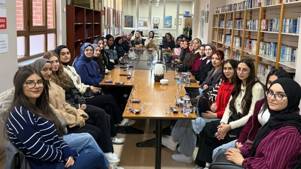 TMYO'da Kariyer Söyleşisi: Uzman Dr. Esma Bilgili Öğrencilerle Deneyimlerini Paylaştı