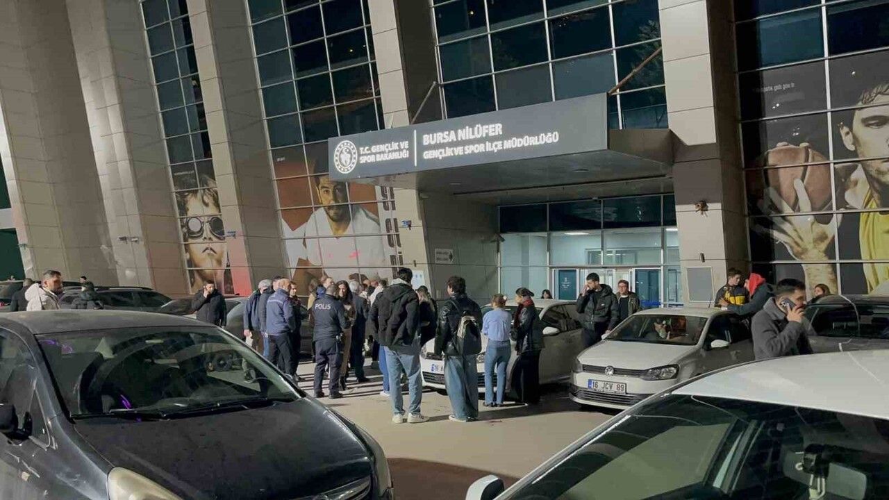 Tofaş Spor Salonu'nda bıçaklı kavga: Nilüfer'de 2 veli yaralandı