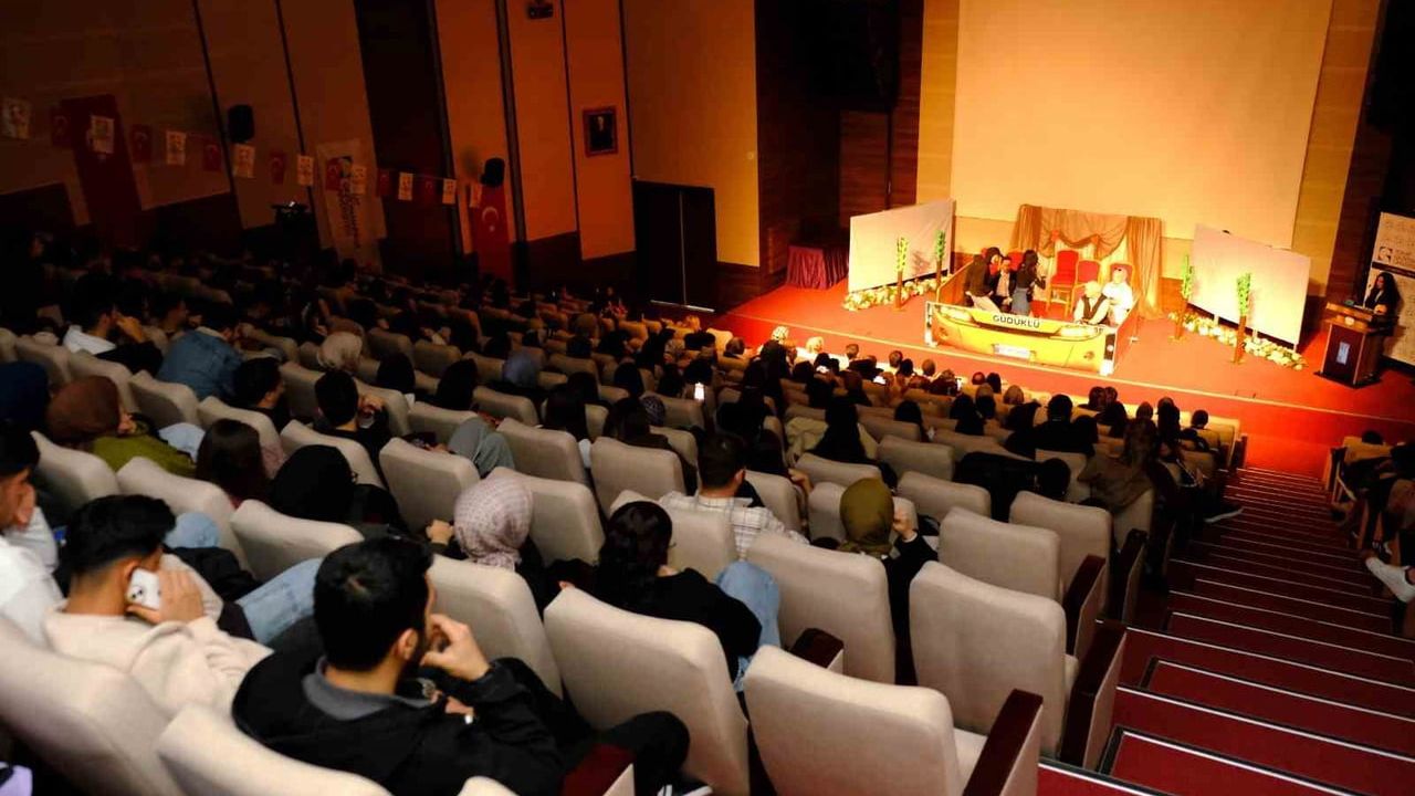 TOGÜ'de 'Evden İşe Gidene Kadar' yoğun ilgiyle sahnelendi