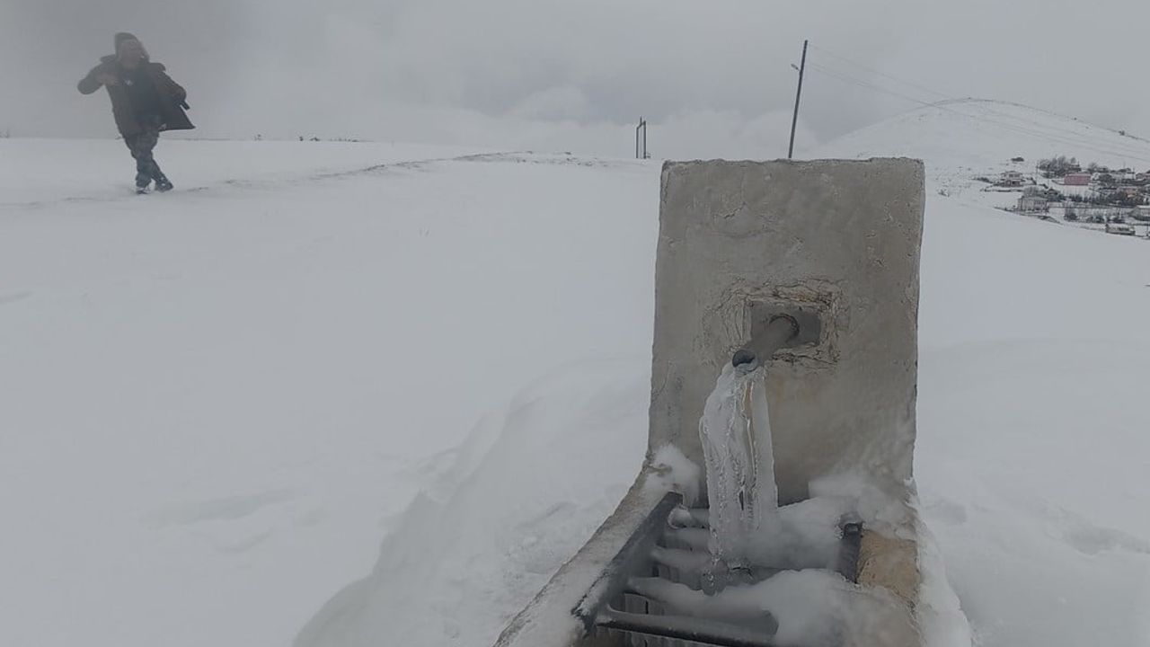 Tokat Başçiftlik’te eksi 10 derece: Yayla çeşmesi buzla kaplandı