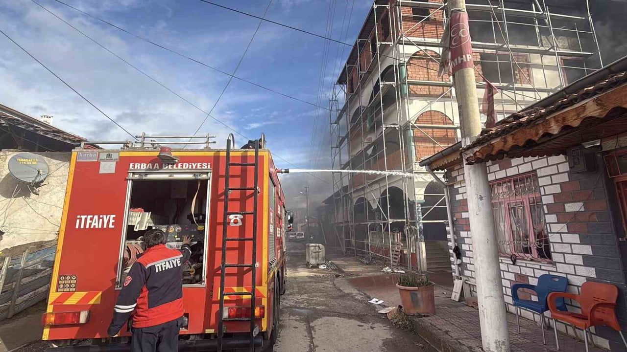 Tokat Erbaa'da İnşaatta Spiral Makinesi Kıvılcımı Yangın Çıkardı