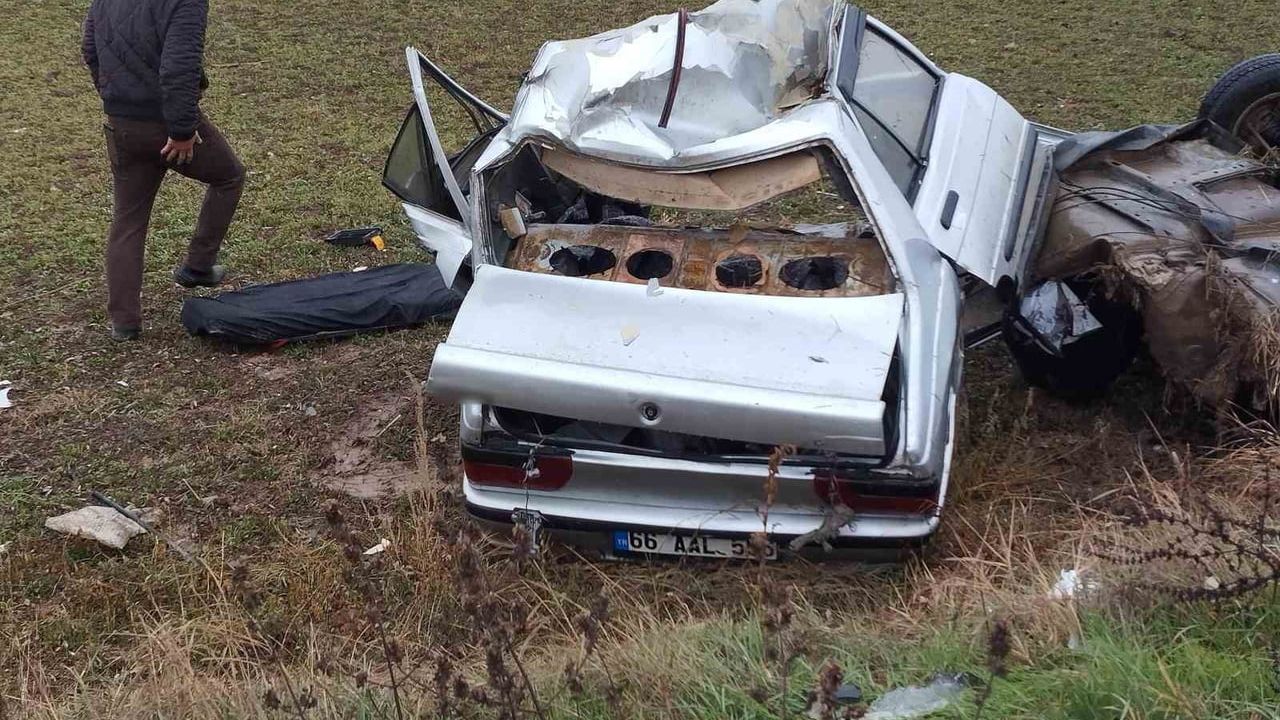 Tokat'ın Zile ilçesinde otomobil ağaca çarptı; sürücü ağır yaralandı