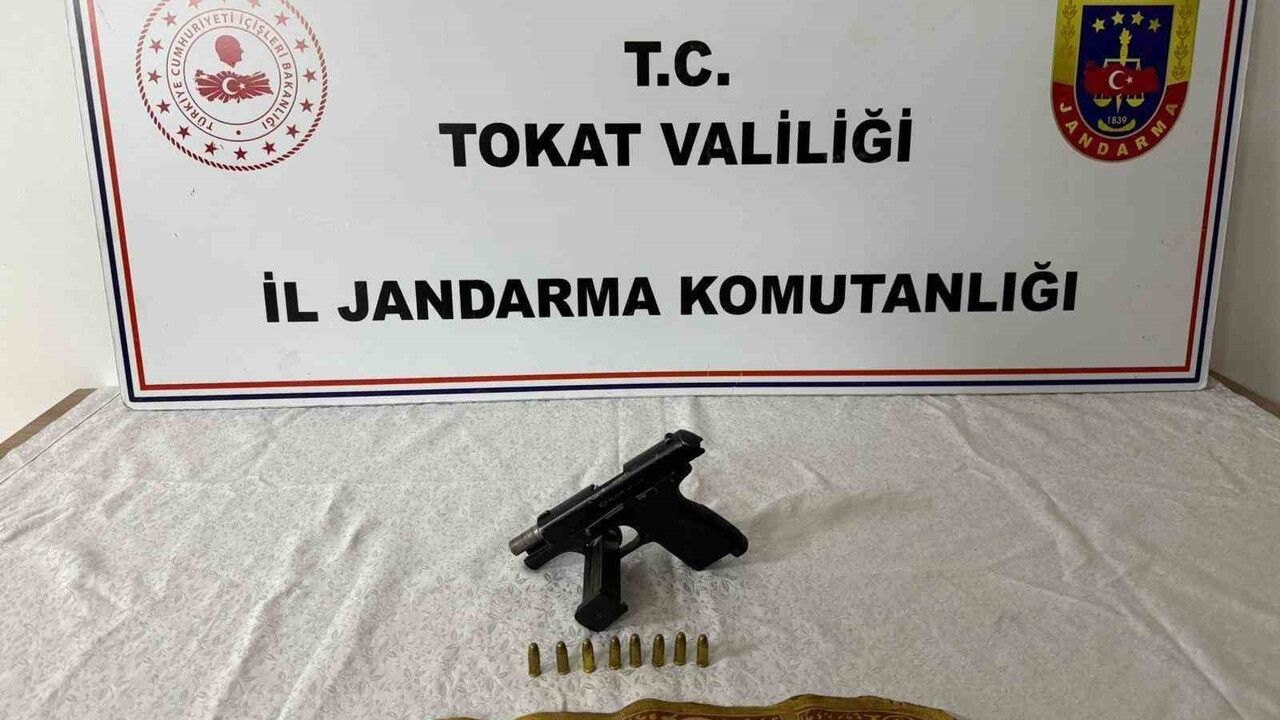Tokat'ın Zile ilçesinde tarihi eser kaçakçılığı operasyonu: 1 tabanca, 1 kemer ve 1 küp ele geçirildi