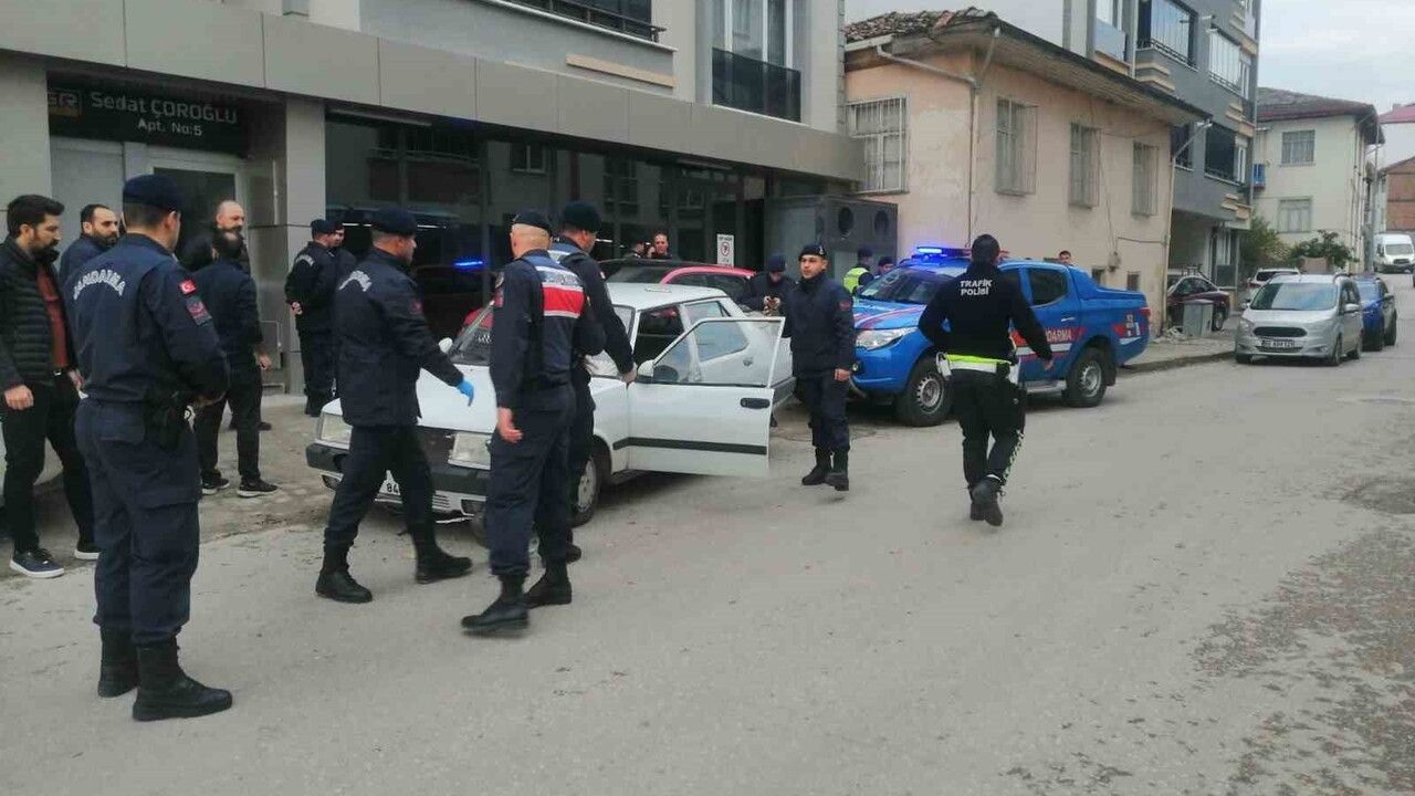 Tokat Niksar'da 'dur' ihtarına uymayan sürücü yakalandı; jandarma personeli yaralandı
