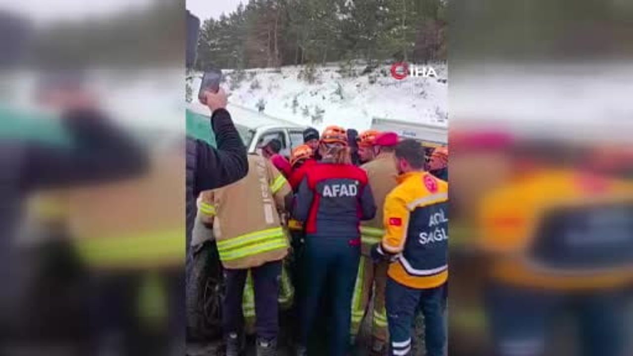 Tokat-Sivas kara yolunda kamyonet ile tır çarpıştı: 1 kişi hayatını kaybetti, 2 yaralı