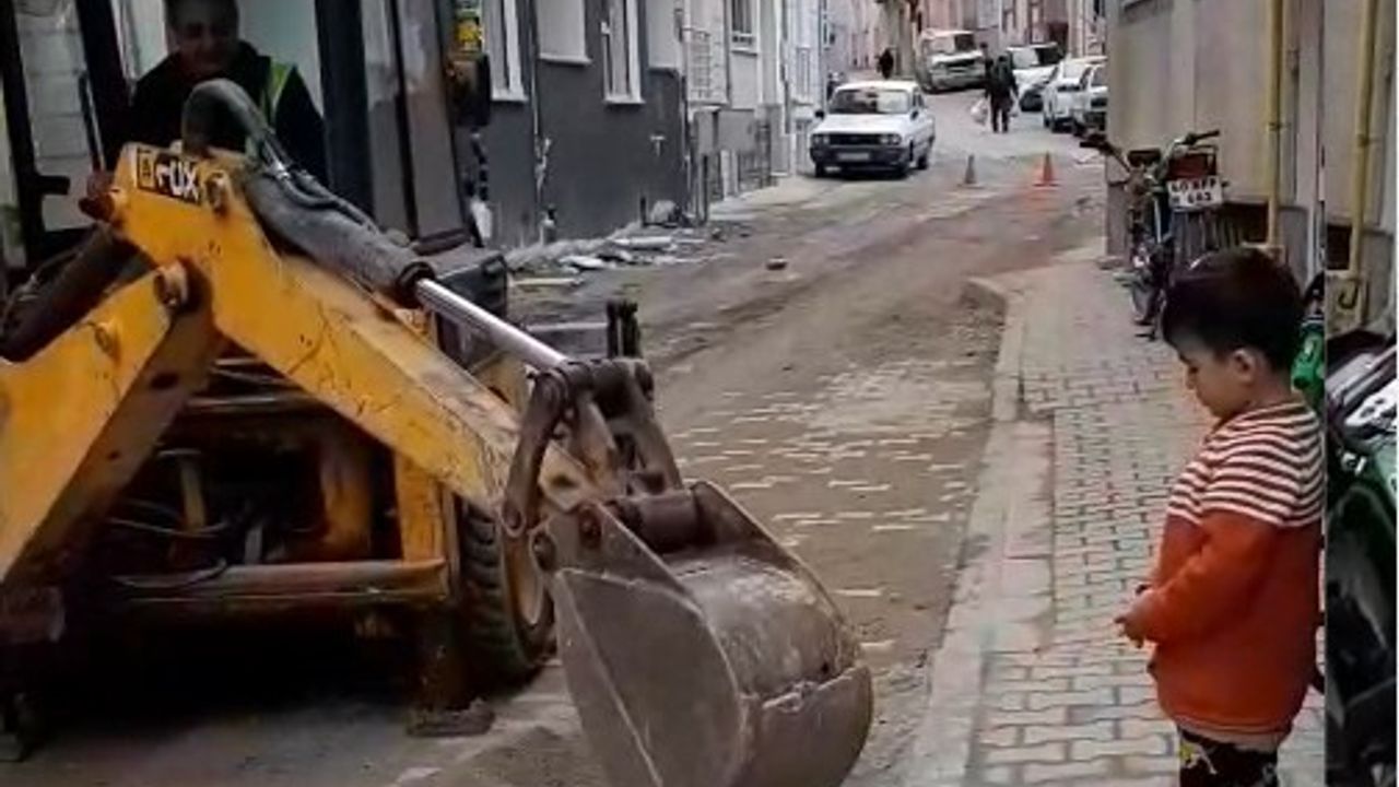 Tokat'ta belediye operatöründen minik Mustafa'ya jest: oyuncak kamyona hafriyat döküldü