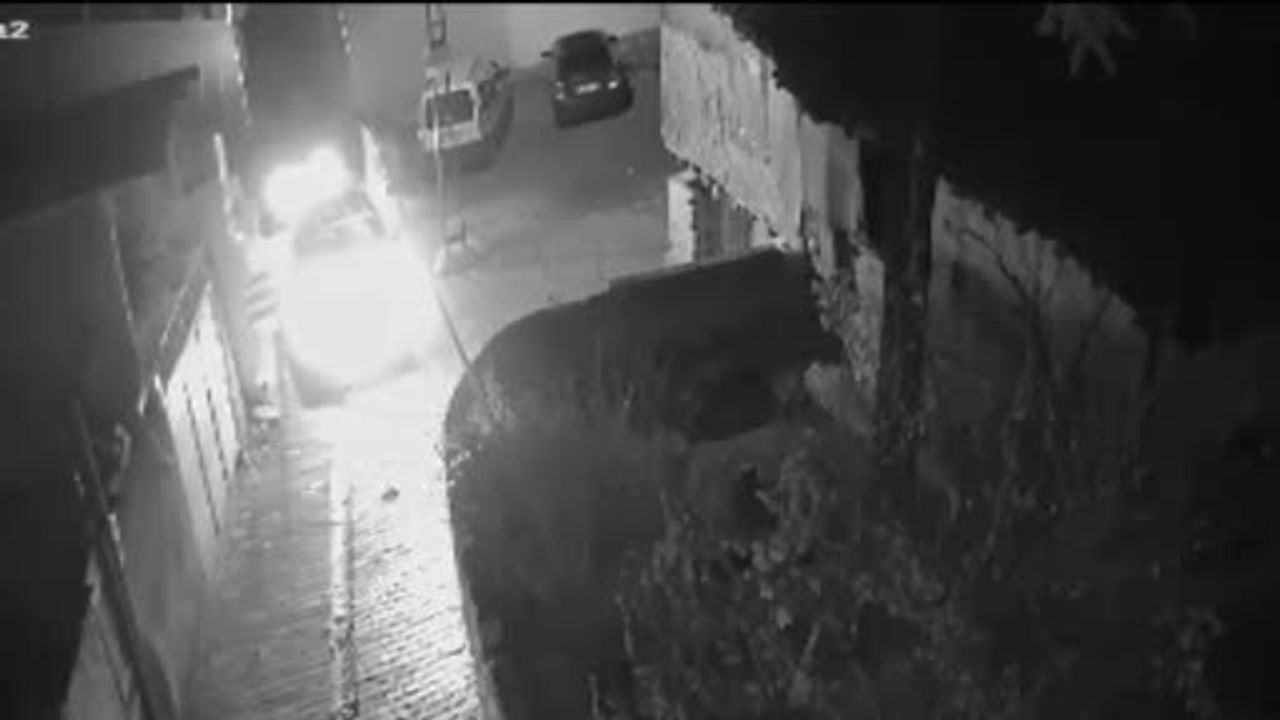 Tokat'ta husumetlisinin park halindeki araca zarar verme anı güvenlik kamerasında