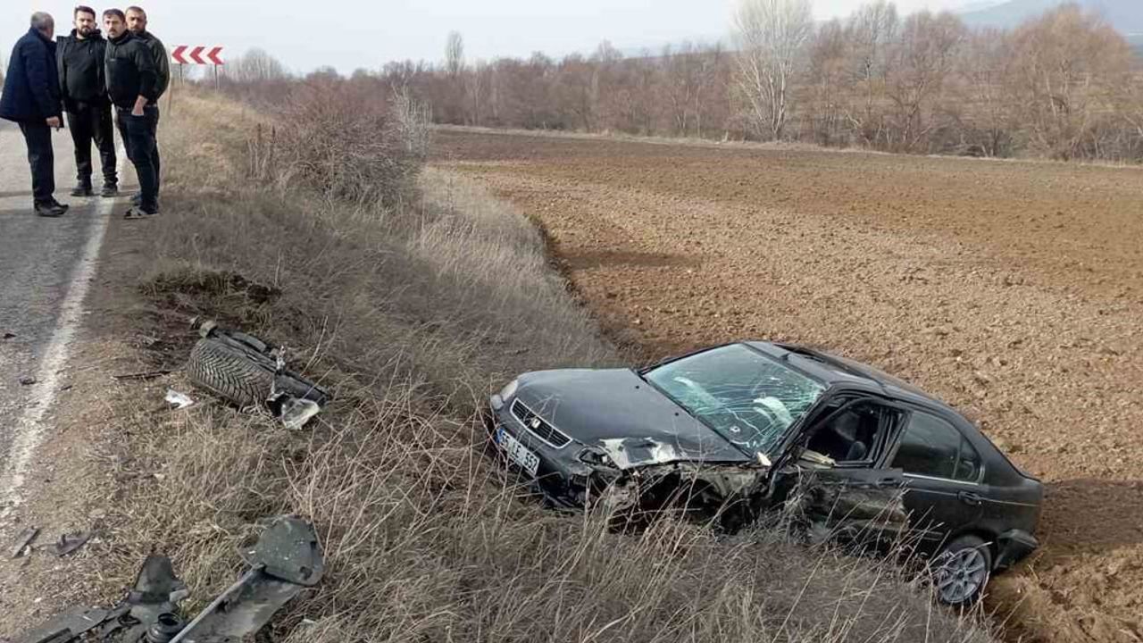 Tokat'ta iki otomobil kafa kafaya çarpıştı: 3 yaralı