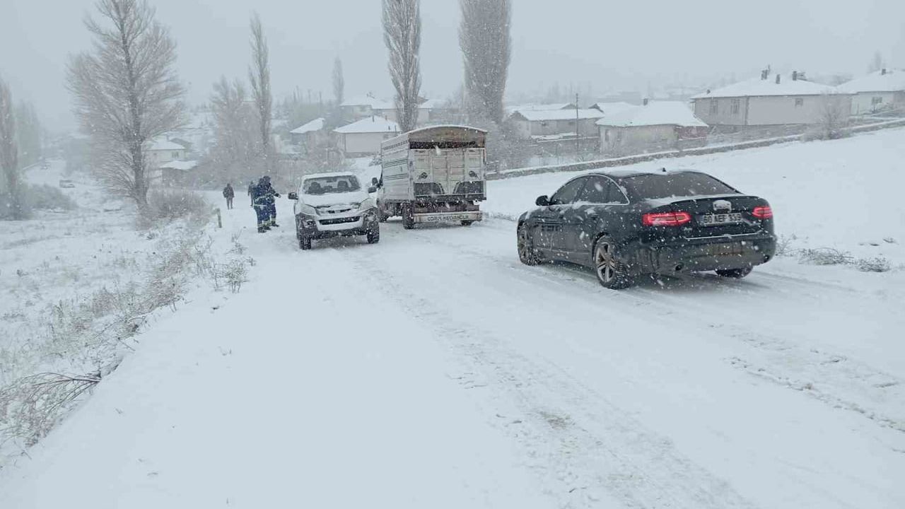 Tokat'ta kar ulaşımı etkiledi: Sulusaray-Yeşilyurt arasında ağır tonajlı araçlar yolda kaldı