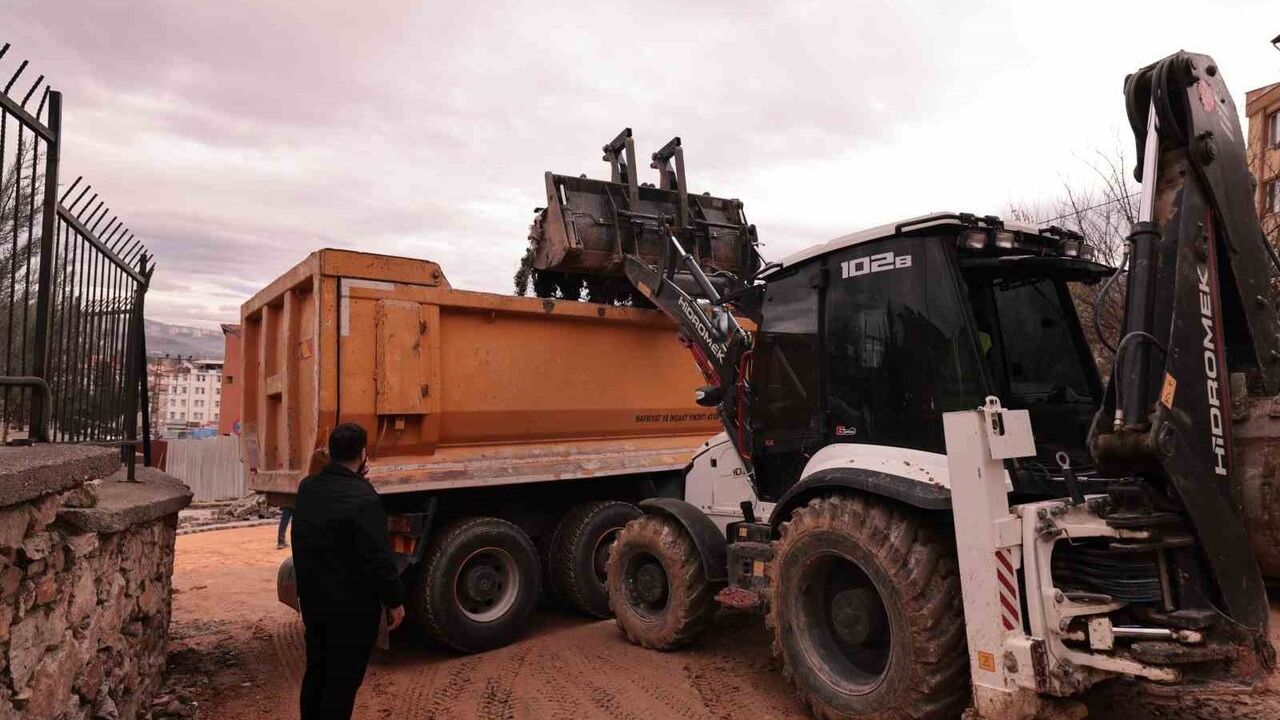 Tokat’ta Üniversite Hastanesi çevresinde ulaşımı rahatlatacak 400 metrelik imar yolu yenilendi