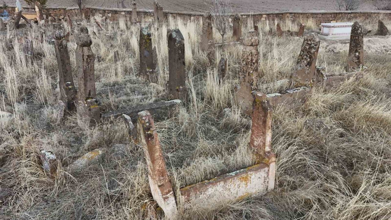 Tomarza'da 17-20. yüzyıl mezar taşları bin yıllık Türk kültürünü gözler önüne seriyor