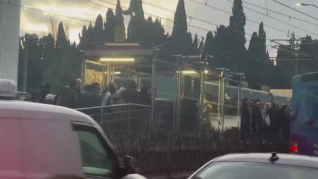 Topkapı'da T4 tramvayı raydan çıktı; yolcular tahliye edildi, seferler kısaltıldı