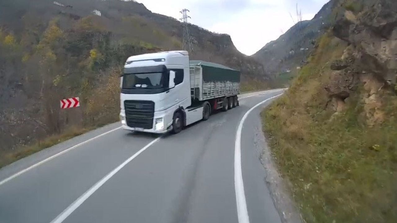 Trabzon Araklı’da Kazaya Davetiye Çıkaran Yol ve Sürücü Davranışları Araç Kameralarına Yansıdı