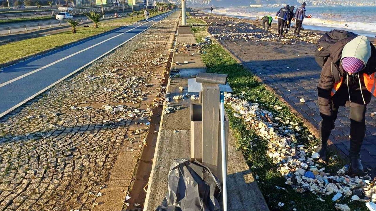 Trabzon'da fırtına sonrası Ayasofya sahilinde temizlik çalışması