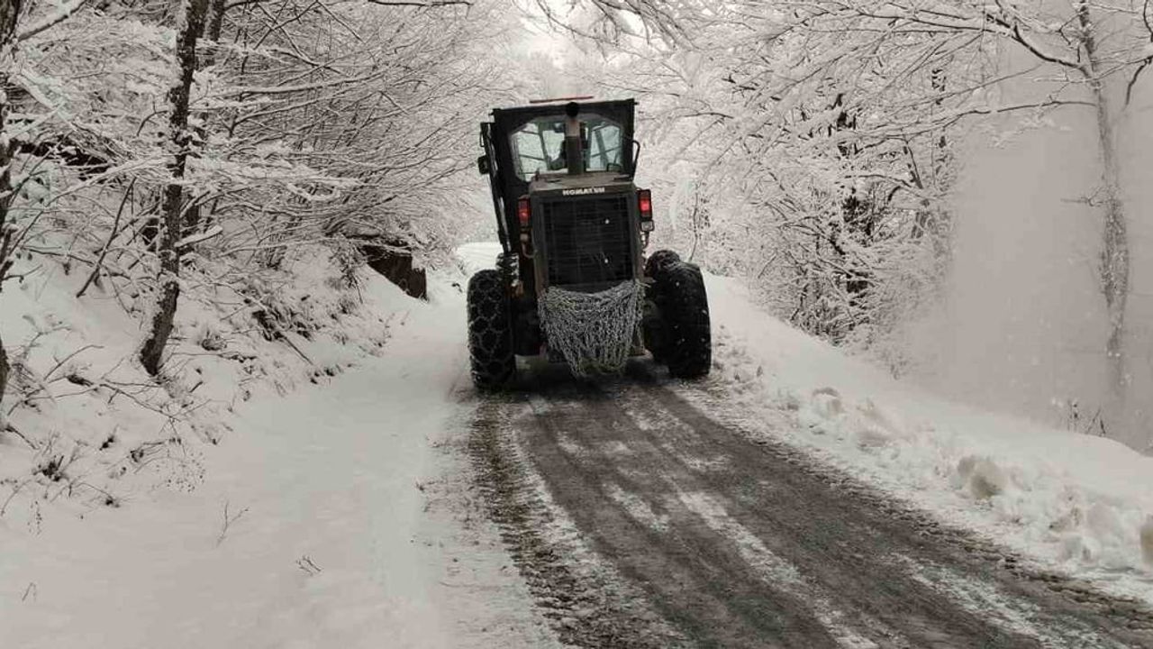 Trabzon'da karla mücadele: Büyükşehir ekipleri Güzelyayla yolunu açarak hastaya ulaştı