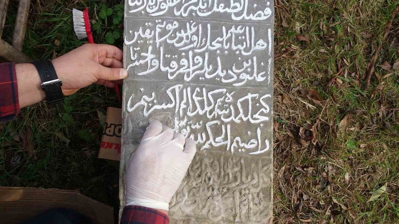 Trabzon'da tarihî mezar taşları karekodla dijital kayıt altına alınıyor