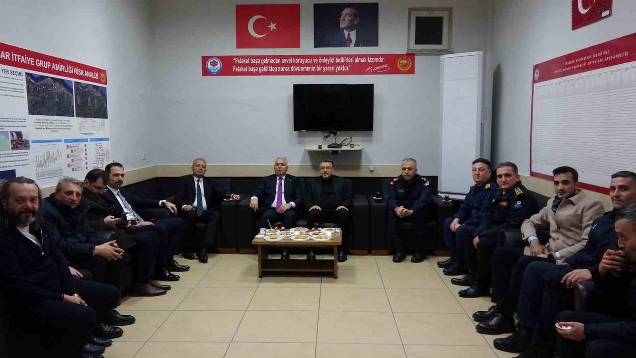 Trabzon Valisi Aziz Yıldırım’dan yeni yıl ziyaretleri: Emniyet, sağlık ve itfaiye ekiplerine teşekkür