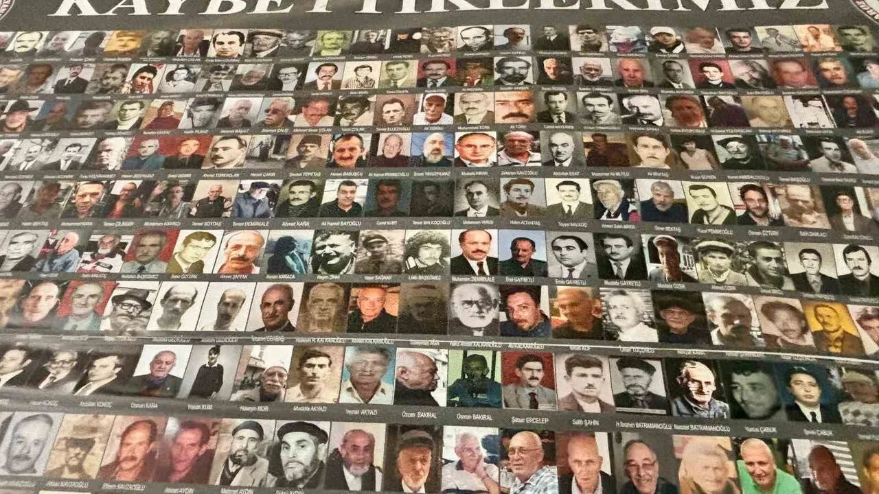 Trabzon Yalı Mahallesi'nde Fotoğraf Panosu Geleneği Hatıraları Yaşatıyor