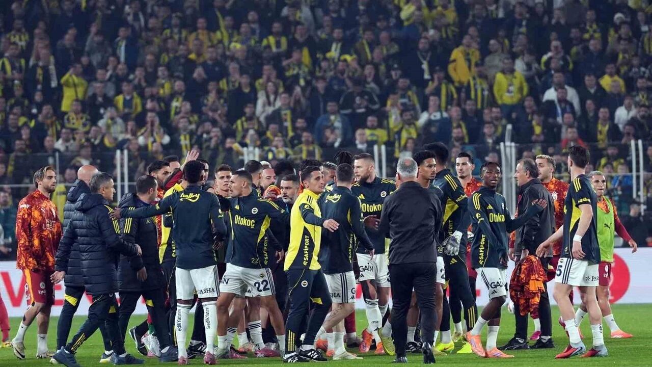 Trendyol Süper Lig 14. Hafta: Fenerbahçe 0-0 Galatasaray — 15. Dakika