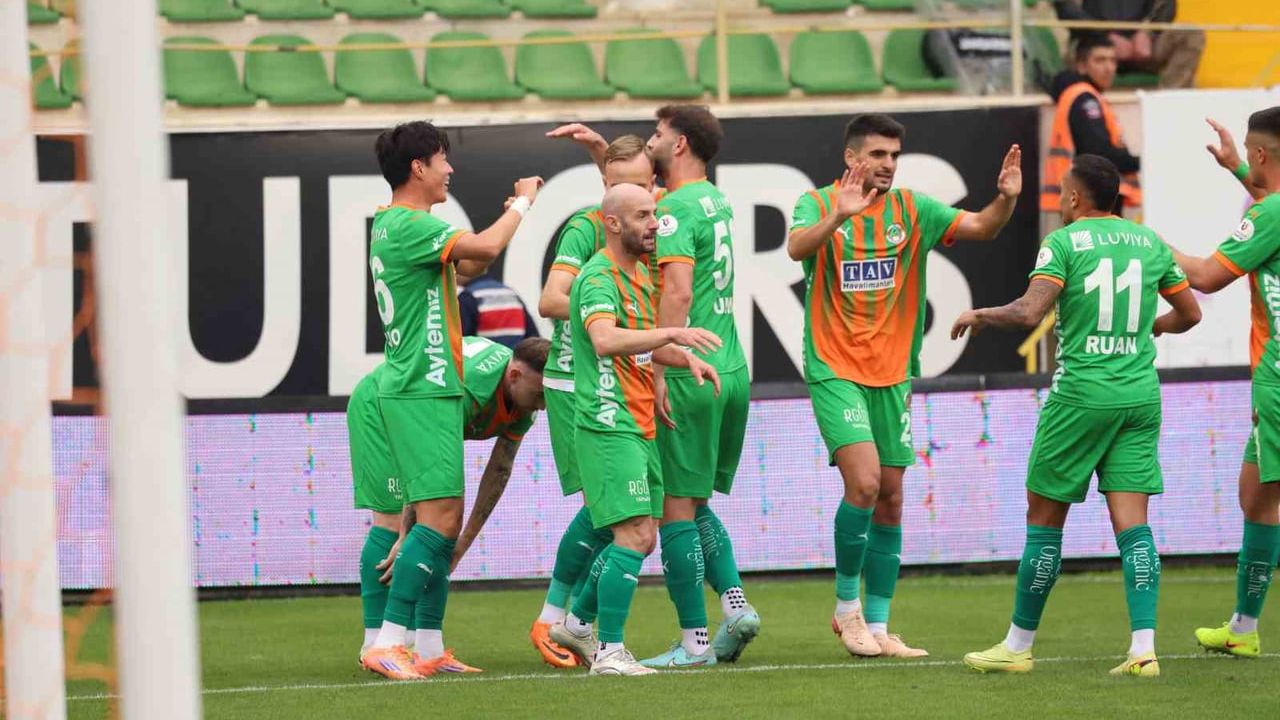 Trendyol Süper Lig 17. Hafta: Corendon Alanyaspor 1-0 Fatih Karagümrük (İlk Yarı)