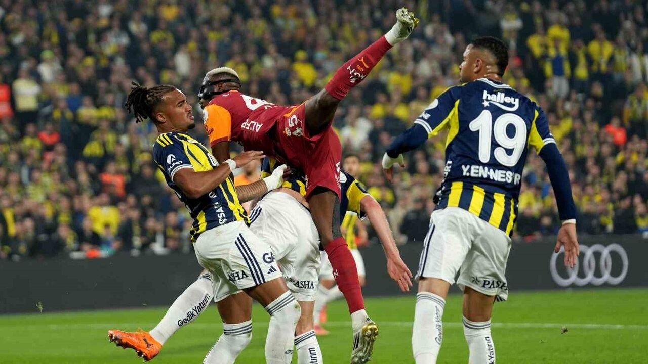Trendyol Süper Lig: Fenerbahçe 0 - Galatasaray 1 (İlk yarı)