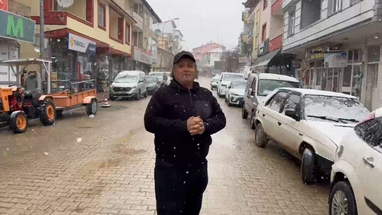 Tufanbeyli'de kısa süreli kar yağışı ilçeyi beyaza bürüdü