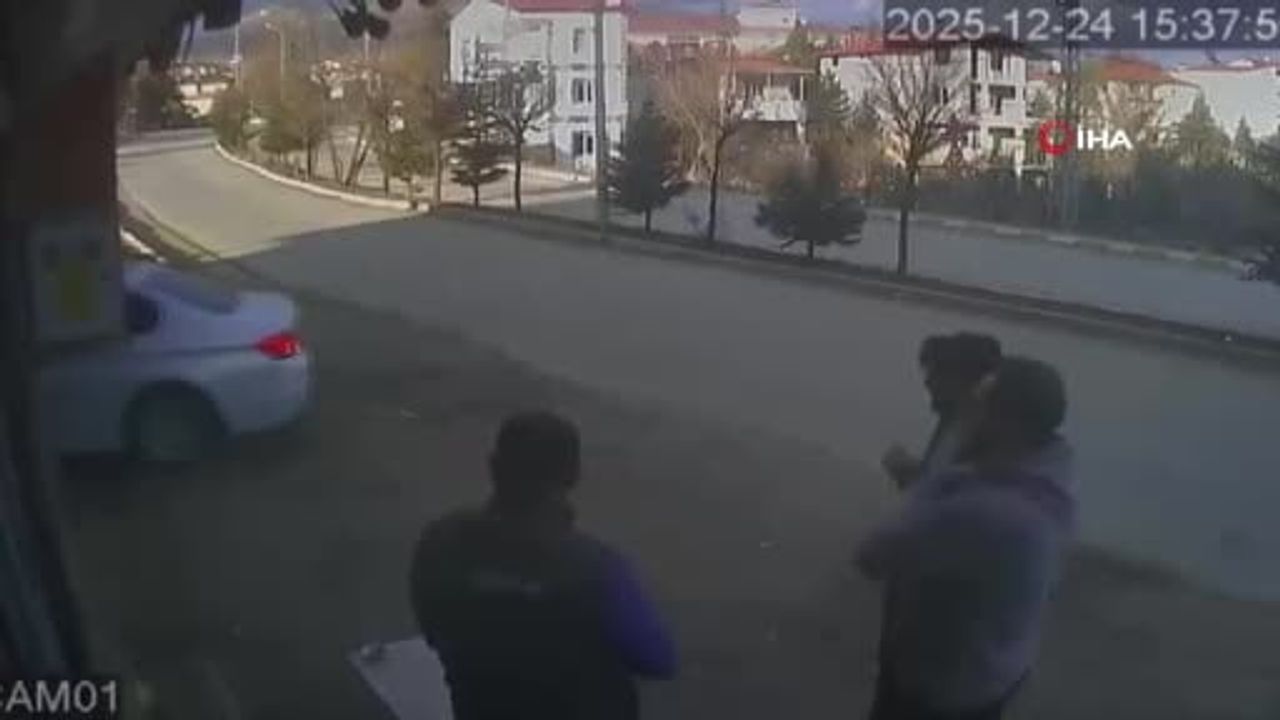 Tufanbeyli'de oto yıkamadan çıkan otomobile hızla gelen araç çarptı