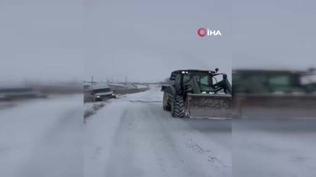 Tufanbeyli'de servis minibüsü devrildi, yardım için giden ambulans kara saplandı