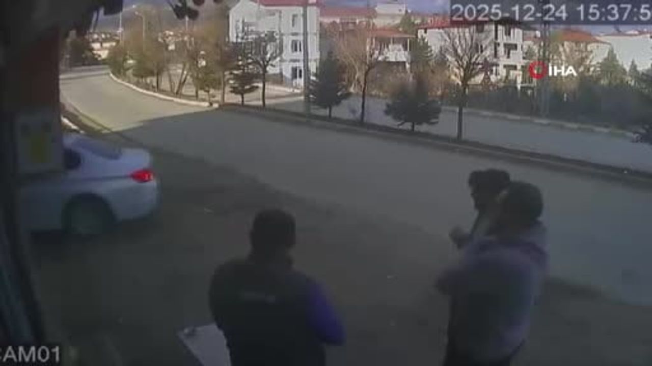 Tufanbeyli'de yıkamacıdan çıkan araca çarpma anı güvenlik kamerasında — Maddi hasar oluştu