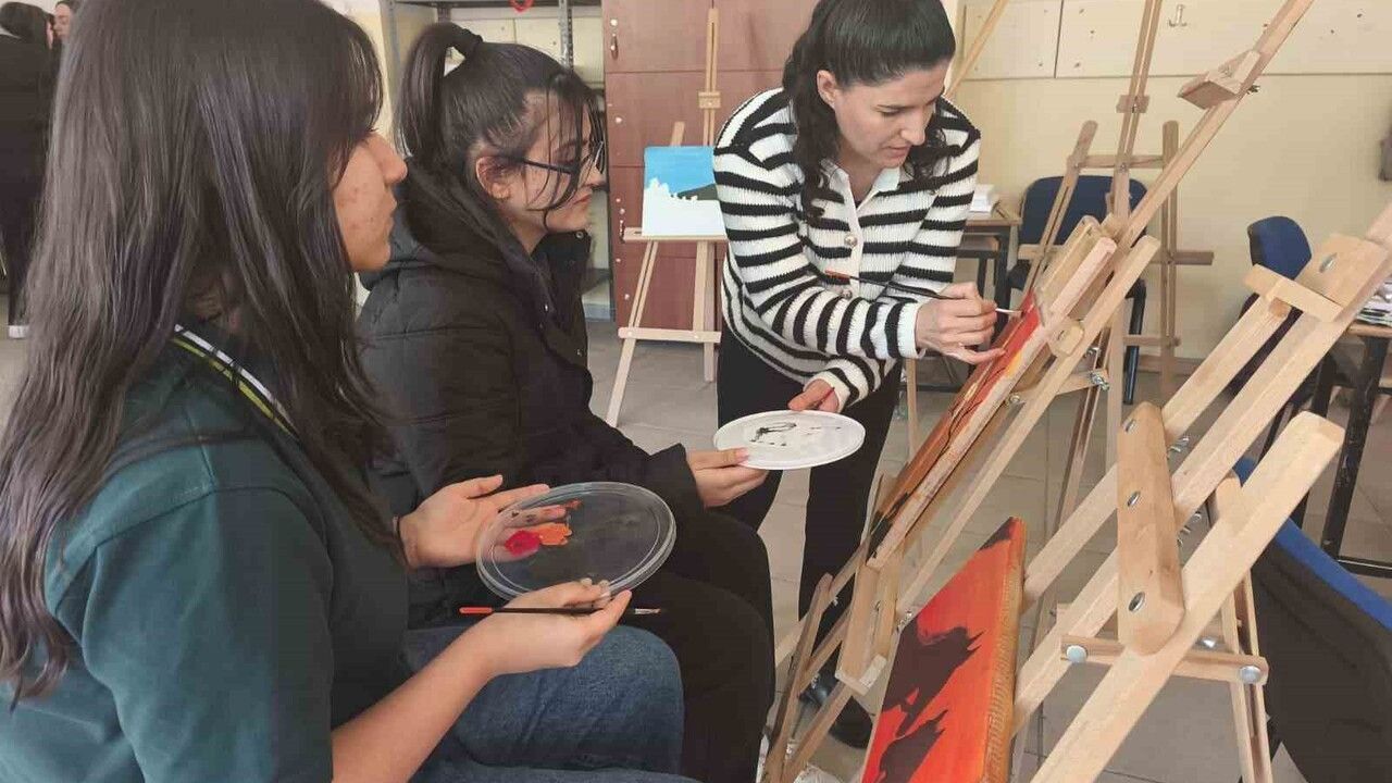 Tunceli Çemişgezek'te Lise Öğrencileri Atık Ahşapları Tuvale Çeviriyor: Sanat, Geri Dönüşüm ve Bağımlılıkla Mücadele